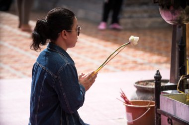 Dua ve saygı Doi Suthep Tapınağı'nda ödeme