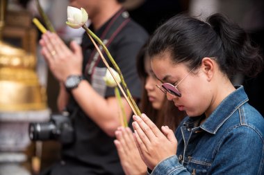 Dua ve saygı Doi Suthep Tapınağı'nda ödeme