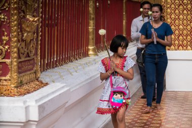 Dua ve saygı Doi Suthep Tapınağı'nda ödeme