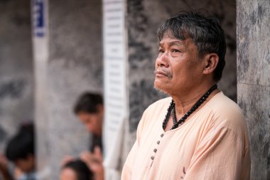 Yaşlı adam Chiang Mai Suthep tapınağında