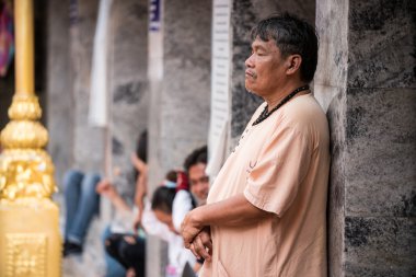 Yaşlı adam Chiang Mai Suthep tapınağında