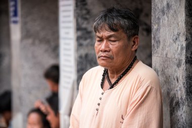 Yaşlı adam Chiang Mai Suthep tapınağında
