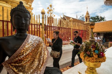 Dua ve saygı Doi Suthep Tapınağı'nda ödeme