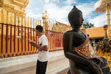 Dua ve saygı Doi Suthep Tapınağı'nda ödeme