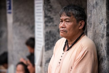 Yaşlı adam Chiang Mai Suthep tapınağında