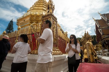 Dua ve saygı Doi Suthep Tapınağı'nda ödeme
