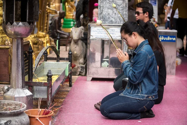 Imádkozott, és a kifizető szempontból a Doi Suthep templom — Stock Fotó