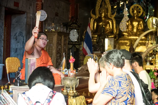 Monge budista abençoa pessoas tailandesas no Templo — Fotografia de Stock
