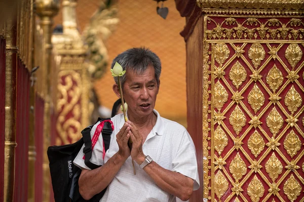 Imádkozott, és a kifizető szempontból a Doi Suthep templom — Stock Fotó