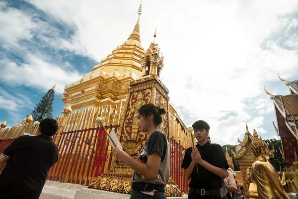 Prier et rendre hommage au temple Doi Suthep — Photo