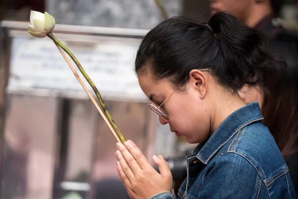 Orar e Pagar Respeito no Templo Doi Suthep — Fotografia de Stock