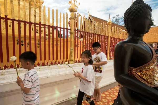 Prier et rendre hommage au temple Doi Suthep — Photo