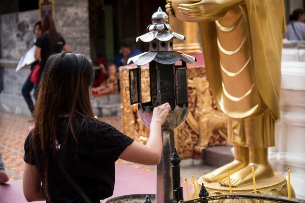 Femme allume la bougie au temple Doi Suthep — Photo