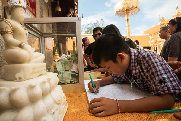 Chiang Mai, Tayland Doi Suthep tapınağında ziyaretçi defteri imzalama — Stok fotoğraf