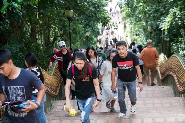 Mensen die aankomen op Doi Suthep, Chiang Mai — Stockfoto