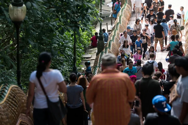 Mensen die aankomen op Doi Suthep, Chiang Mai — Stockfoto