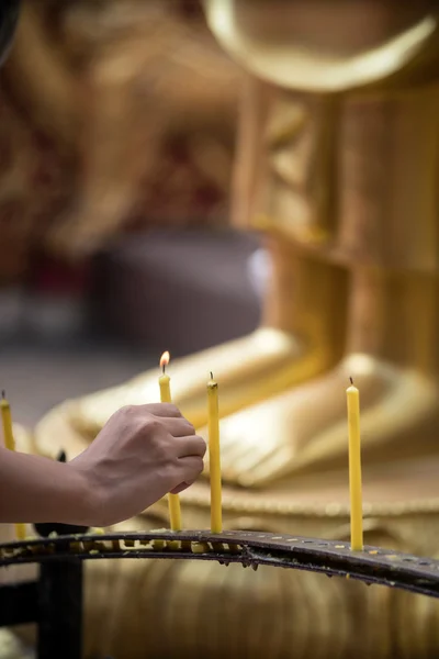 Frau zündet Kerze am doi suthep Tempel an — Stockfoto
