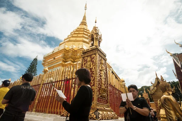 Prier et rendre hommage au temple Doi Suthep — Photo