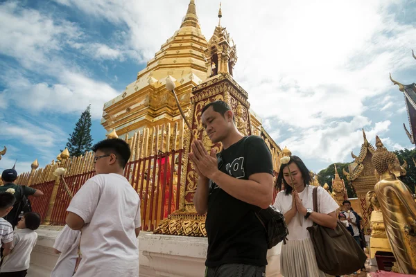 Prier et rendre hommage au temple Doi Suthep — Photo