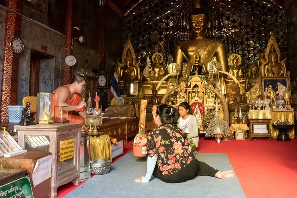 Wewnątrz Doi Suthep świątyni w Chiang Mai, Tajlandia — Zdjęcie stockowe