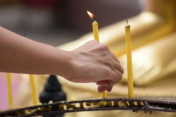 Kvinna lampor ljus på Doi Suthep Temple — Stockfoto