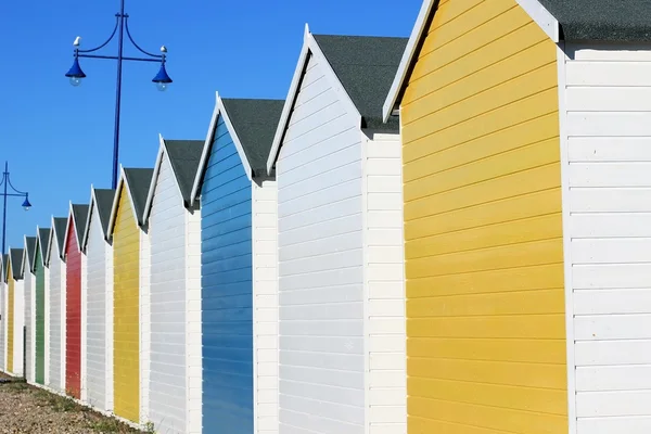 Reihe bunter Chalets in Eastbourne — Stockfoto