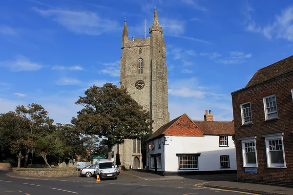 Scène du village de New Romney et de l'église Saint-Nicolas — Photo