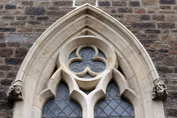 老哥特式大教堂窗口从伊尔弗拉科姆贝教会 — 图库照片