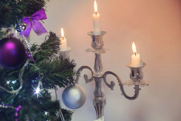 Árbol de Navidad decorado y candelabros blancos iluminados — Foto de Stock