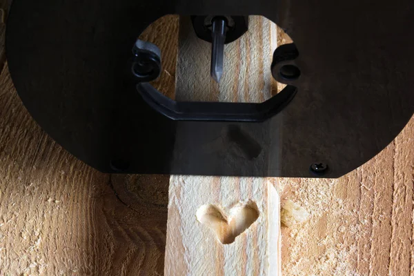 Herzform auf Holzlatte vom Fräser geschnitzt — Stockfoto