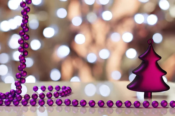 Decorazione di Natale da giocattolo dell'albero di Natale e perline su un dorso — Foto Stock