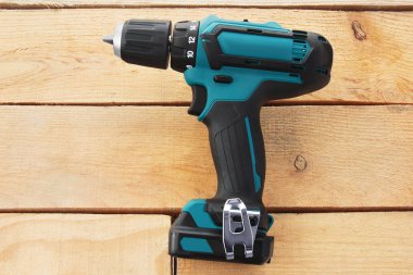 Tahta bir arka planda tornavida 