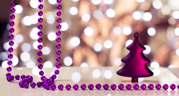 Decorazione di Natale da giocattolo dell'albero di Natale e perline su un dorso — Foto Stock