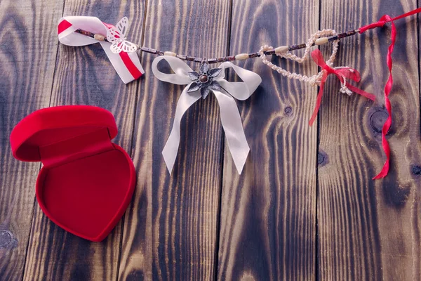 Arco blanco y diferentes cintas colgando de una cuerda y corazón rojo abierto —  Fotos de Stock