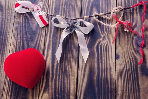 Arco blanco y diferentes cintas colgando de una cuerda y corazón rojo —  Fotos de Stock