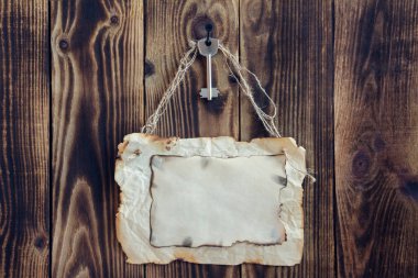 anahtar ve yanan kağıt üzerinde ahşap arka plan asılı