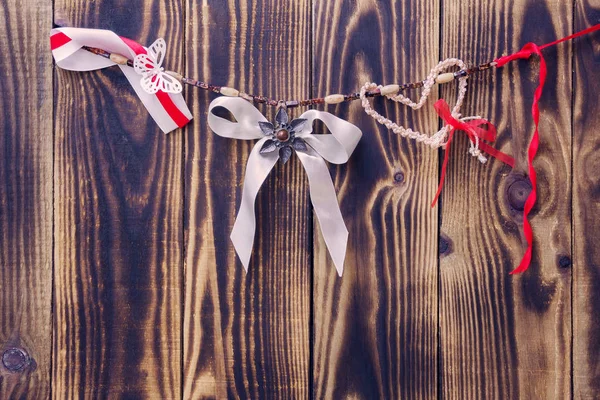 Különböző dekorációs lógott egy kötélen egy fából készült háttér — Stock Fotó