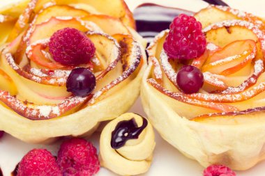 Ahududu ve yaban mersini ile elma kek