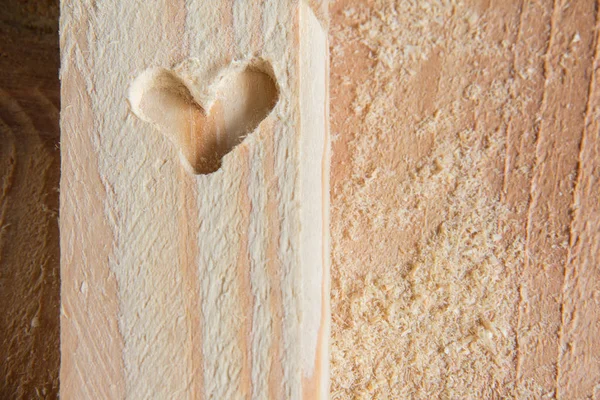 Форма сердца, вырезанная на деревянном камне — стоковое фото