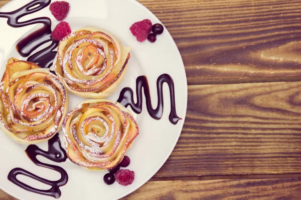 Muffins de maçã com framboesas e mirtilos e molho de chocolate — Fotografia de Stock