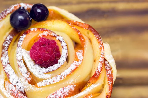 Muffin de maçã com framboesa e mirtilos — Fotografia de Stock