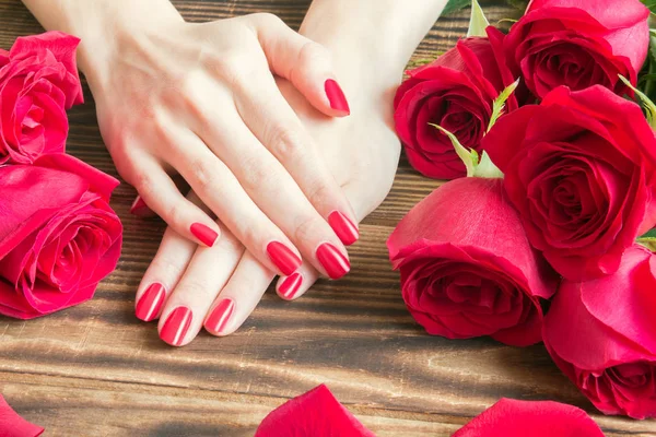 红指甲指甲周围的红玫瑰 — 图库照片