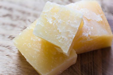 parmesan peynir parçası 