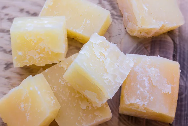 Pedaço de queijo parmesão — Fotografia de Stock