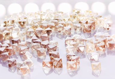 Makro sarı yansıması ile doğal saydam elmas