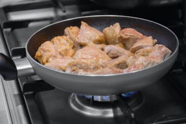 et bir tavada kızarmış