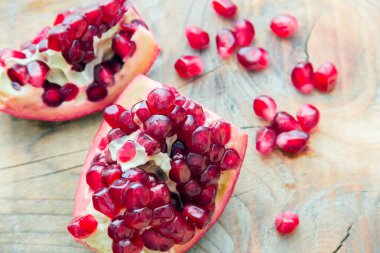 iki adet ahşap arka plan üzerinde kırmızı nar