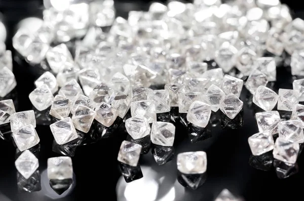 Přírodní transparentní diamanty na černém pozadí — Stock fotografie