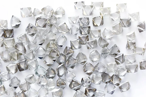 Diamanti trasparenti naturali in macro su bianco — Foto Stock