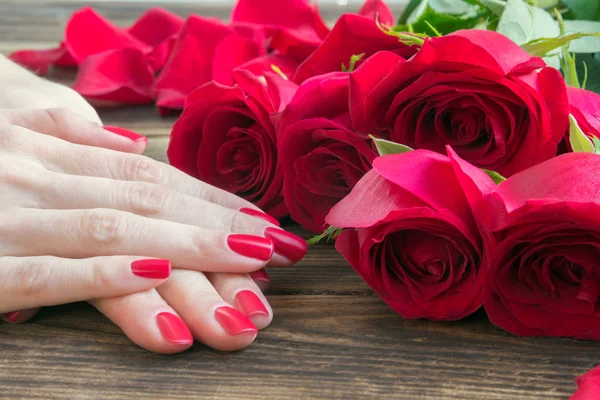 Manicure paznokci czerwony z czerwonymi różami wokół — Zdjęcie stockowe